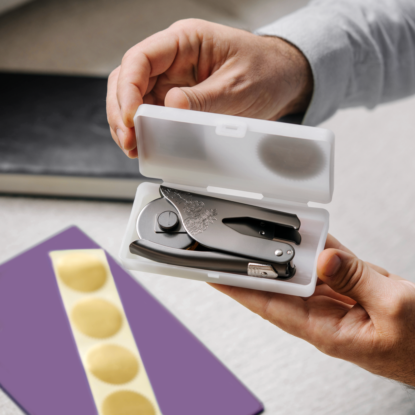 Personalisierter Buchstempel in einem praktischen Schutzetui zur sicheren Aufbewahrung.