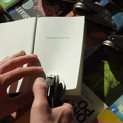 Animation, die zeigt, wie ein personalisierter Buchstempel auf ein Buch angewendet wird.