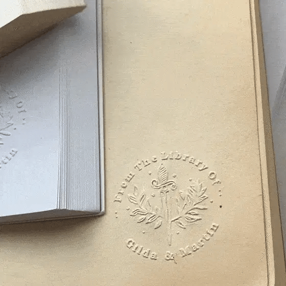 Ex Libris-Stempel in praktischer Anwendung – klare Prägung ohne Tinte.