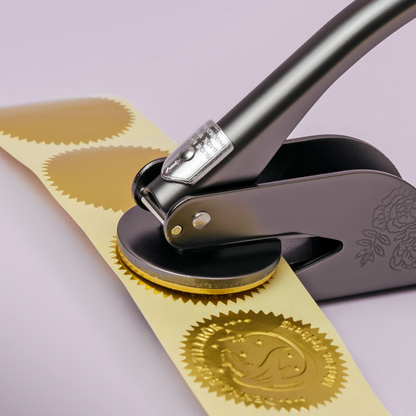 Gold- und Silbersticker mit klaren Buchstempelabdrücken – exklusive Buchmarkierung.